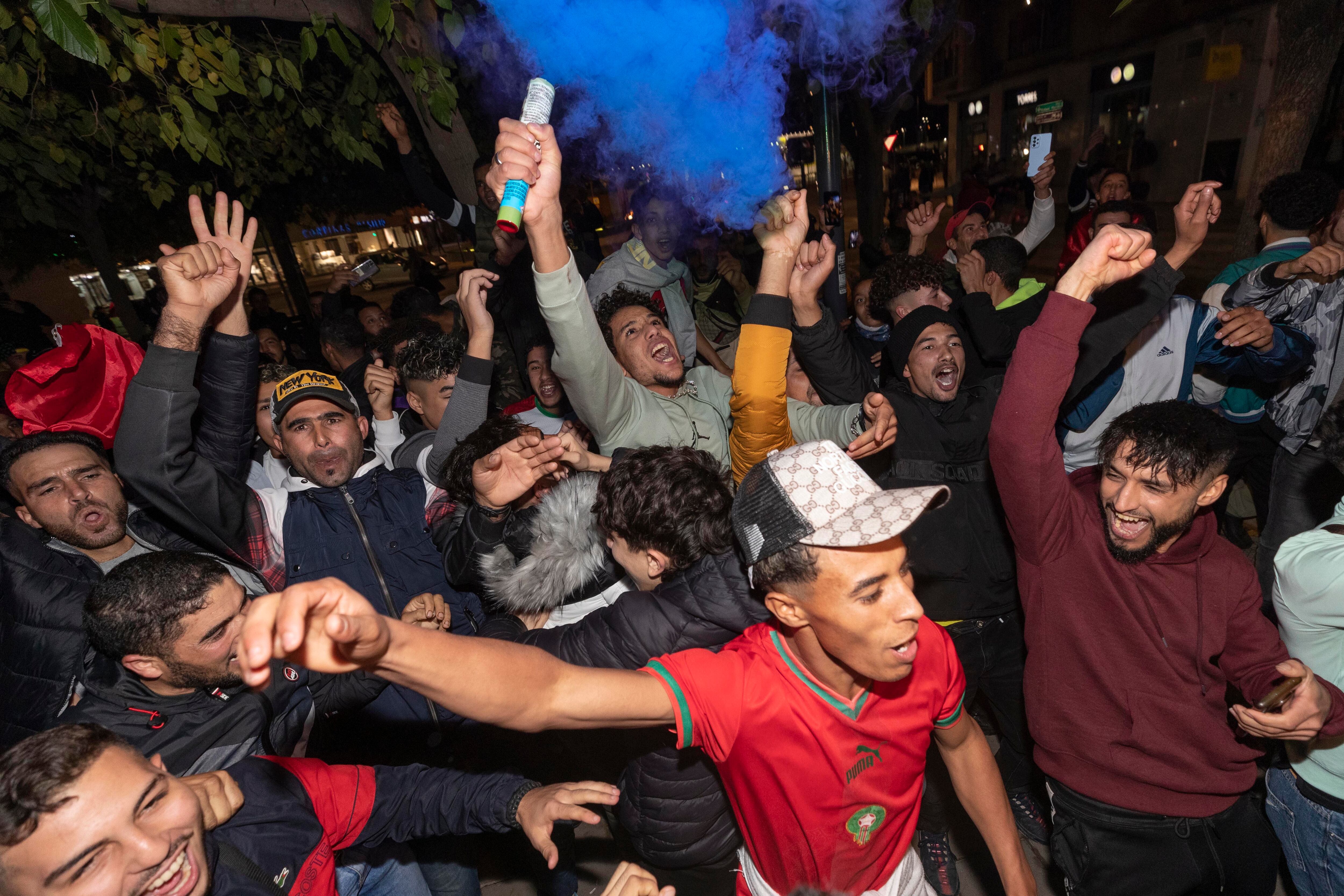 Aficionados marroquíes celebran este martes en San Cristóbal de Lorca (Murcia) la victoria de su selección frente a España en octavos de final del Mundial de Qatar 2022. EFE/Marcial Guillén