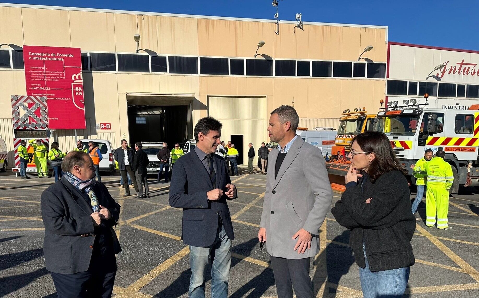 El consejero de Fomento e Infraestructuras y el alcalde de Caravaca de la Cruz durante la presentación del Plan de Vialidad Invernal 2024-2025 de la red regional de carreteras