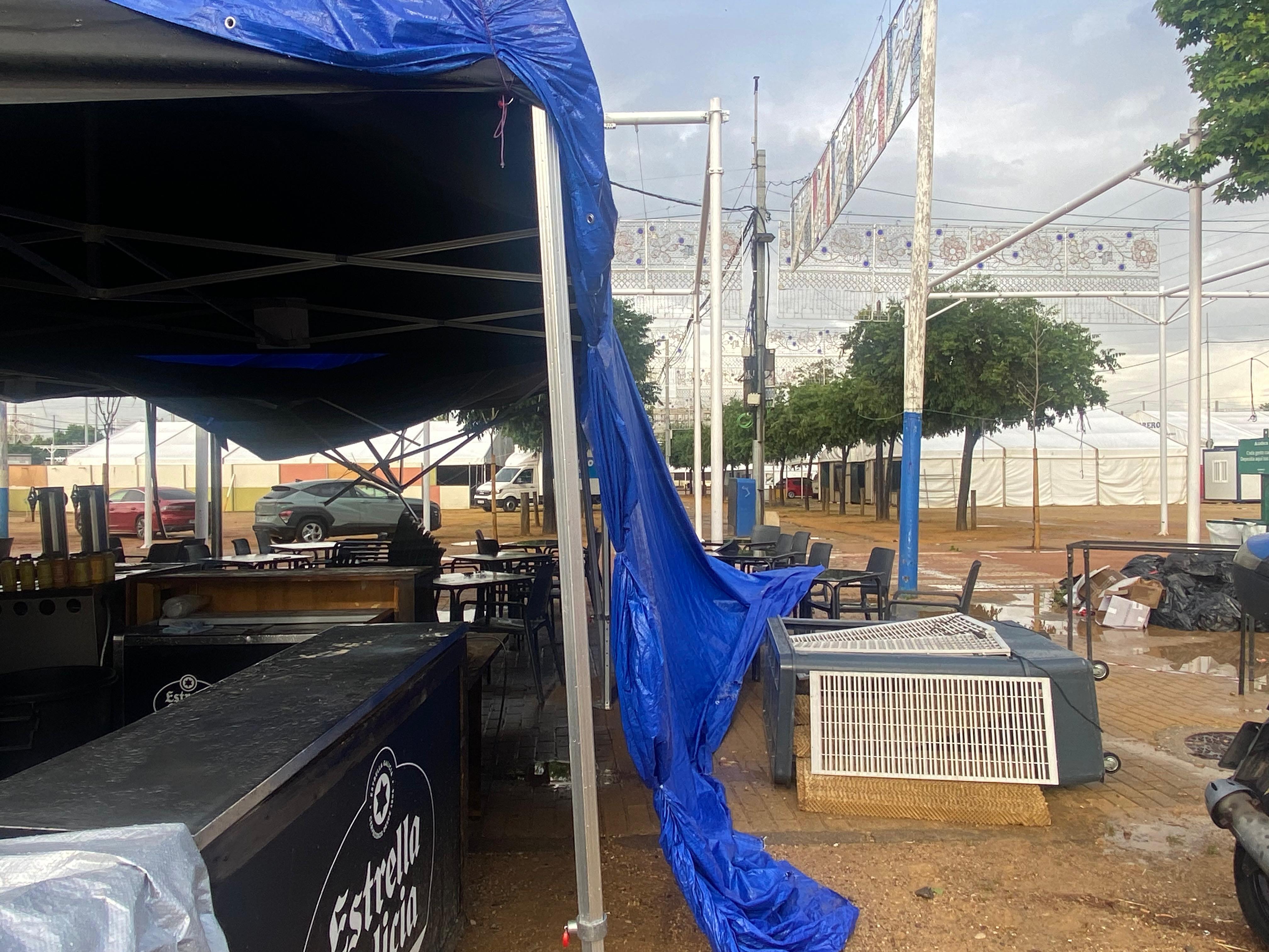 Desperfectos en la feria a consecuencia del viento (Ángel Muñoz)