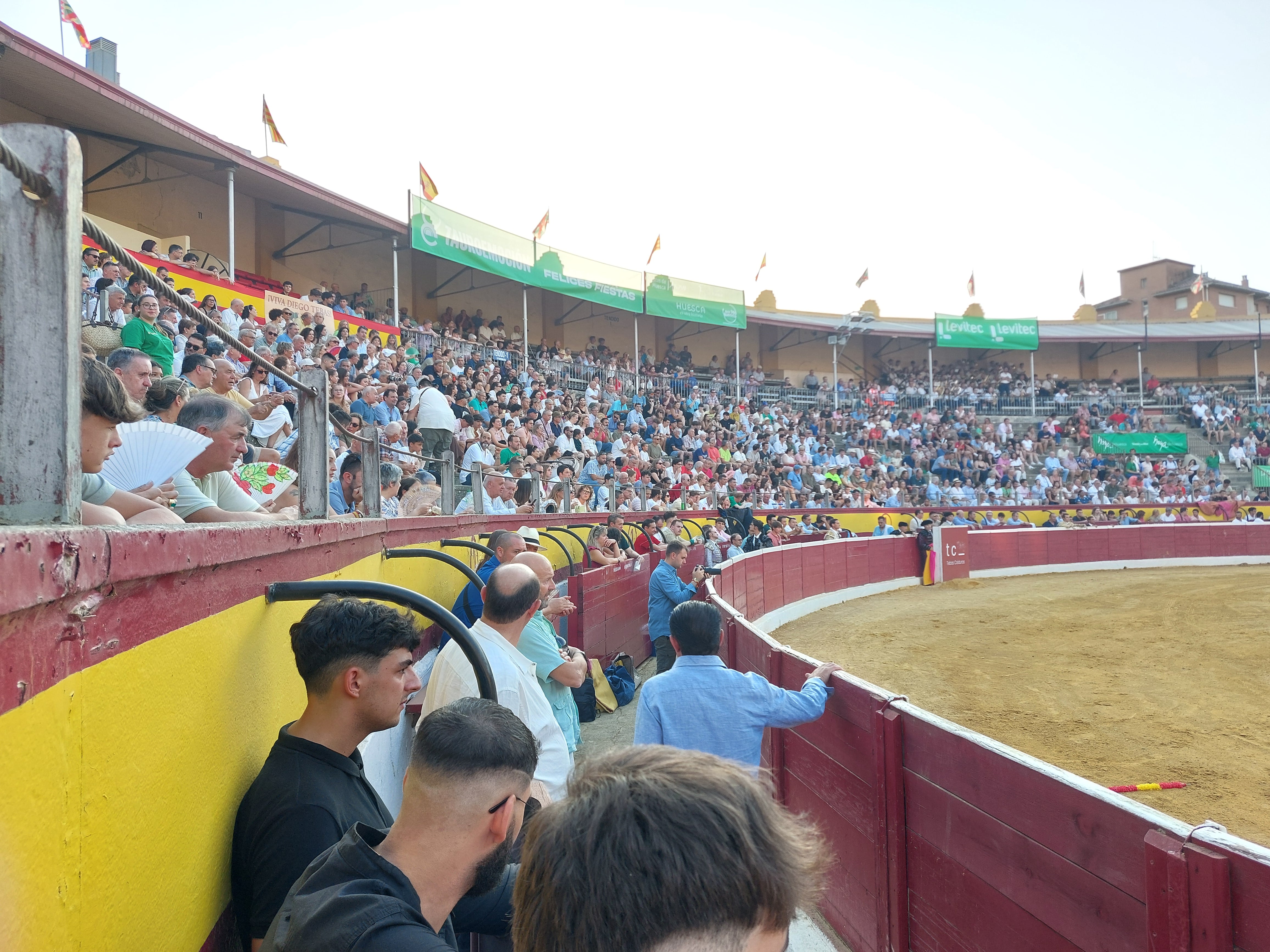 La novillada previa a la Feria Taurina de San Lorenzo se celebró con un gran ambiente en los tendidos