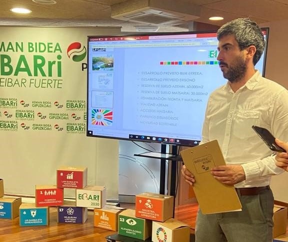 Josu Mendicute explica las propuestas para la reserva de suelo industrial en Eibar