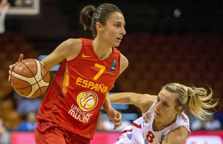 MTI102. Gyor (Hungary), 20/06/2015.- Nevena Jovanovic (R) of Serbia vies for the ball with Alba Torrens of Spain during their Women's Basketball European Championship Group F semifinal match at the Audi Arena, in Gyor, 120 kms west of Budapest, Hungary, 2
