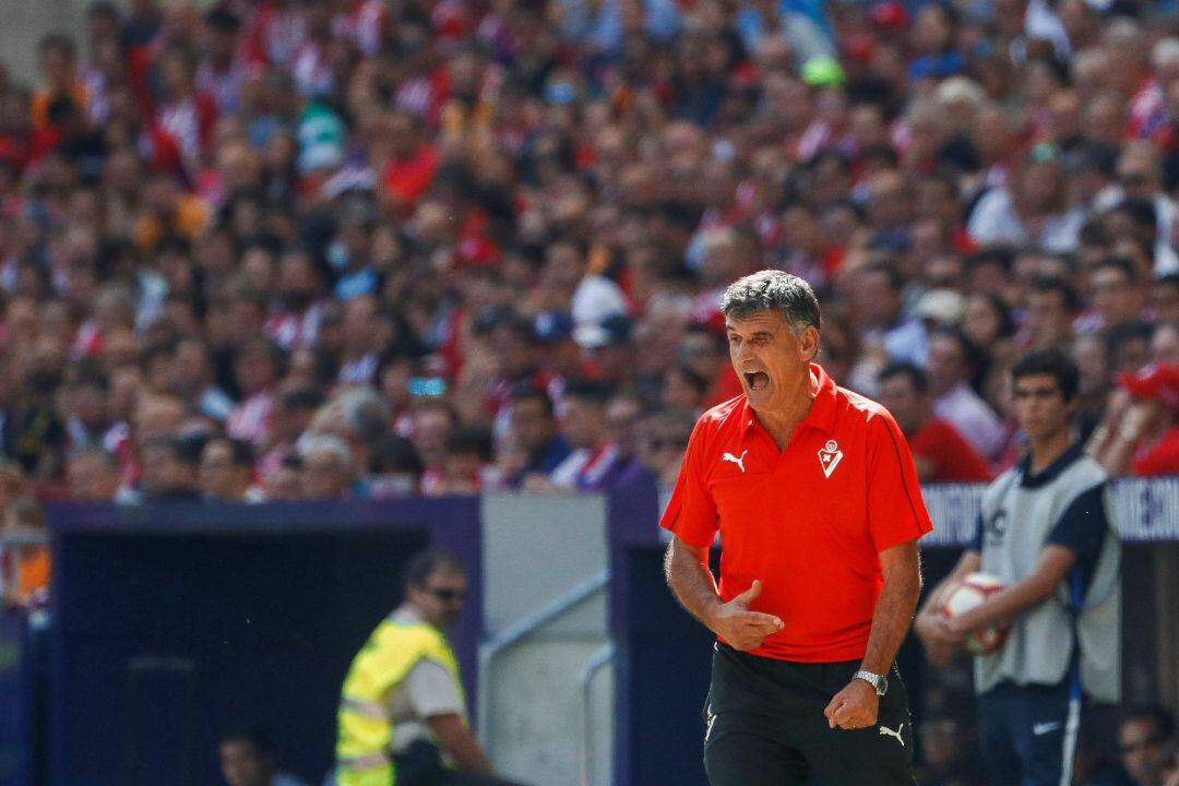 Mendilibar y uno de sus gestos característicos