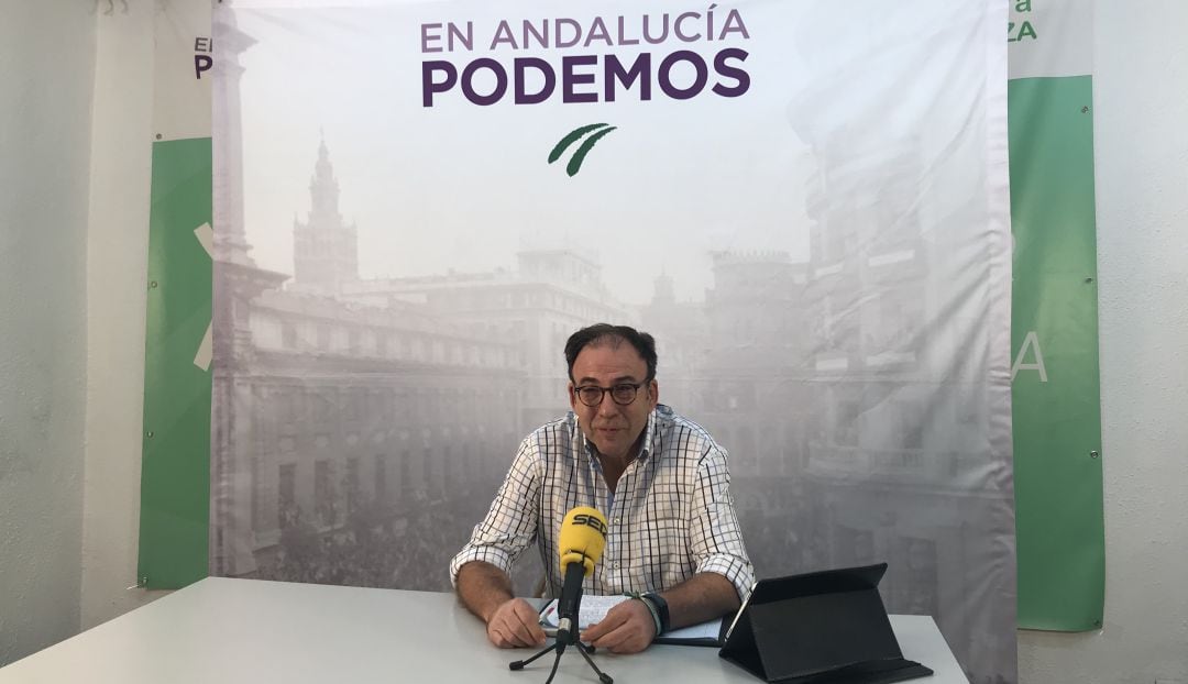 El ya excoordinador municipal de Podemos Jaén, Lucas Martínez, minutos antes de anunciar su dimisión.