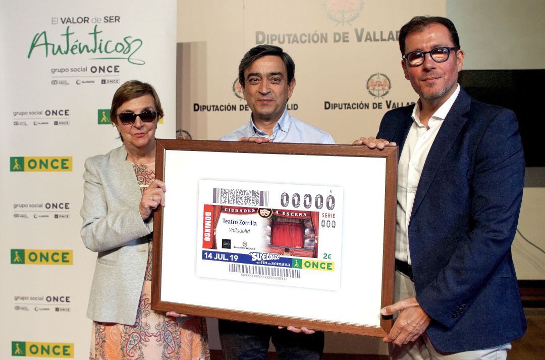 El delegado territorial de la ONCE en Castilla y León, Ismael Pérez, presenta el cupón dedicado al Teatro Zorrilla, que pertenece a la serie &#039;Ciudades a escena&#039;, junto al el delegado territorial de la ONCE en Castilla y León, Ismael Pérez, y la consejera territorial de la Once, María Luz Hernández