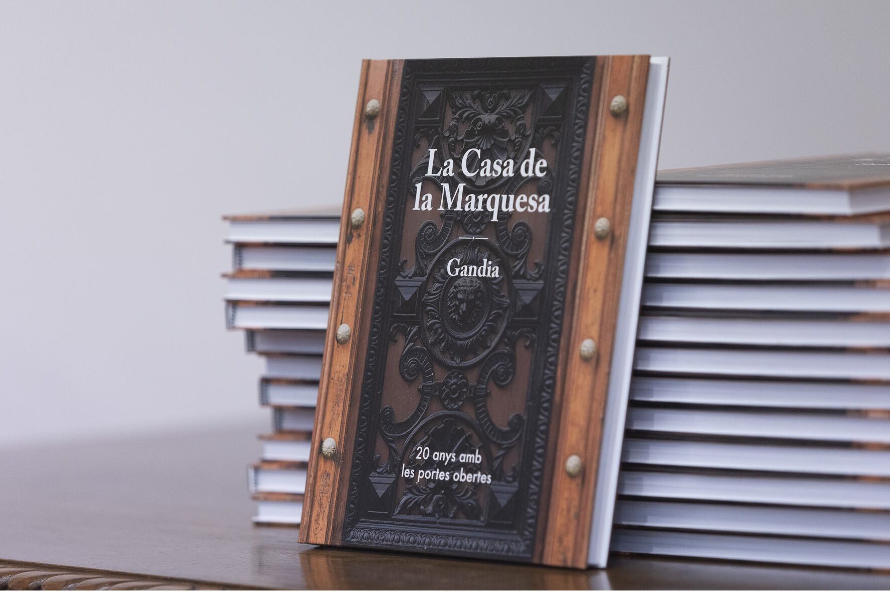 El exdirector de la Universitat Popular de Gandia, Lluís Romero, ha editado un libro donde se recoge la historia del edificio de la Casa de la Marquesa y un resumen de las principales actividades que se han realizado en estos 20 años de cooperación.