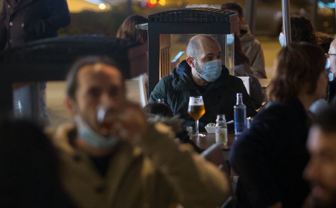 Ciudadanos en la terraza de un bar