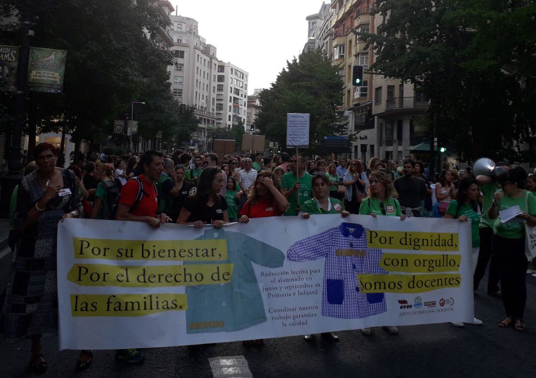 Alrededor de un millar de personas -2.000 según la organización- han participado esta tarde en la manifestación por las calles de Santander convocada por la Junta de Personal Docente.