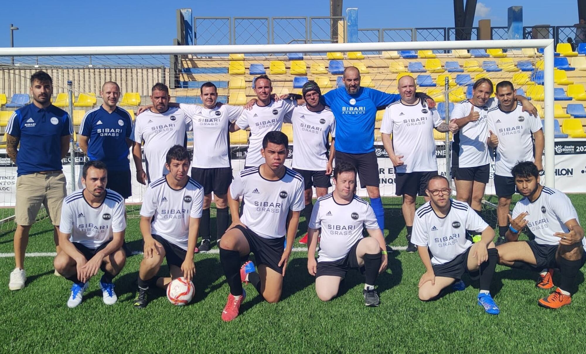 El equipo del Sibari FC de fútbol inclusivo, integrado por miembros de Aprosdeco y Amadem.