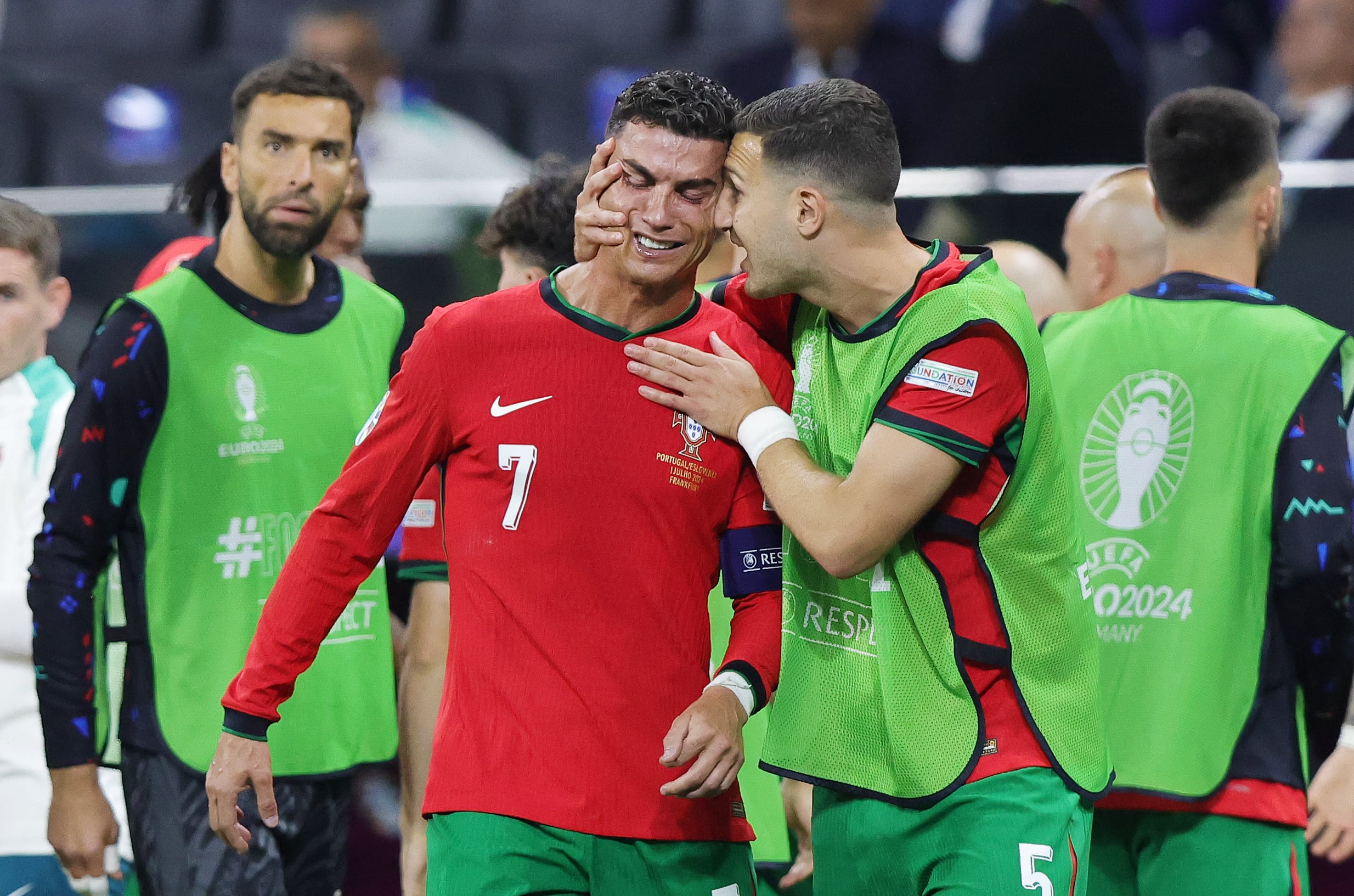 Cristiano Ronaldo llora tras fallar el penalti de la prórroga en el Portugal - Eslovenia