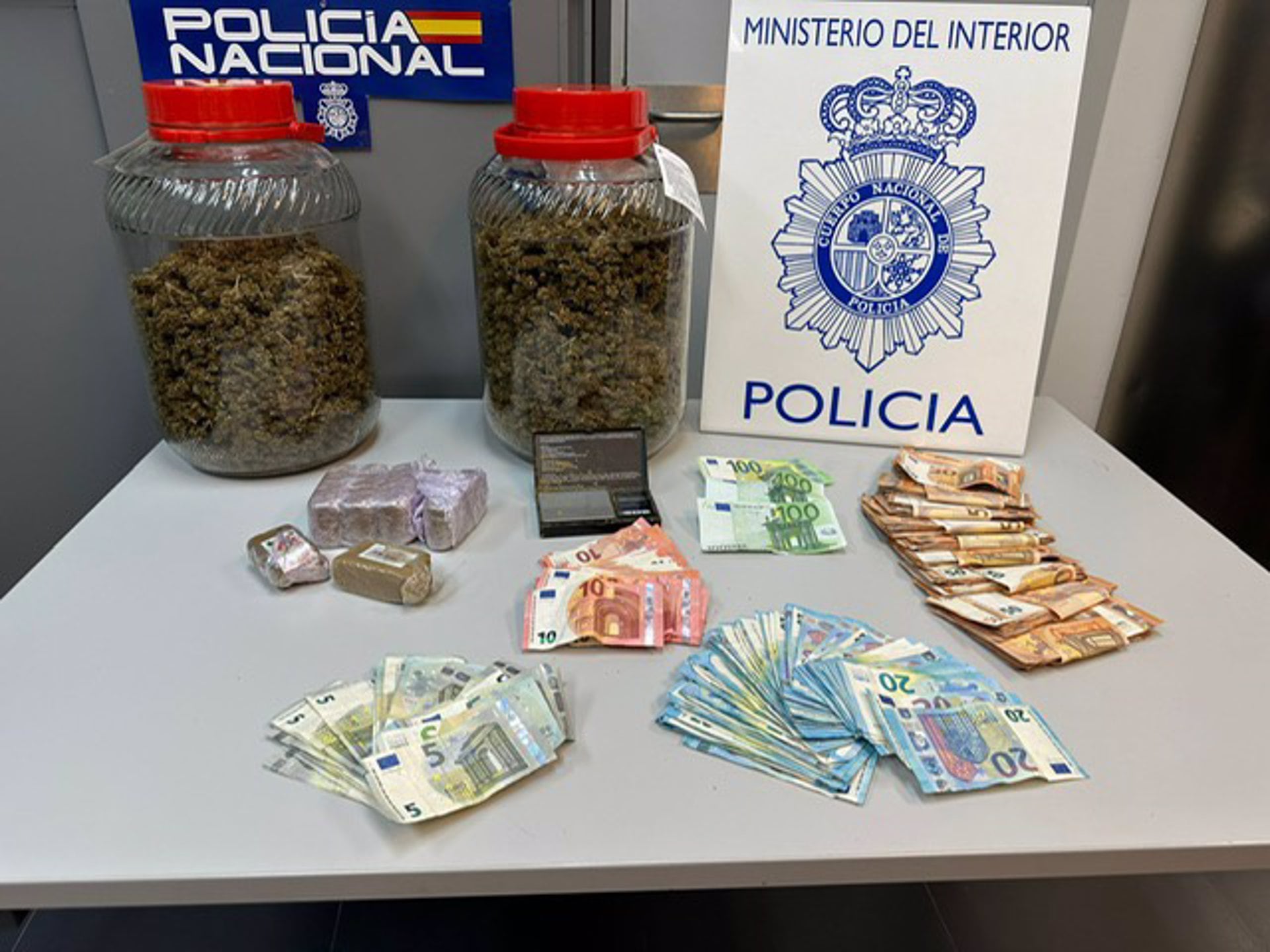 Imagen de la droga y el dinero intervenido por la Policía Nacional