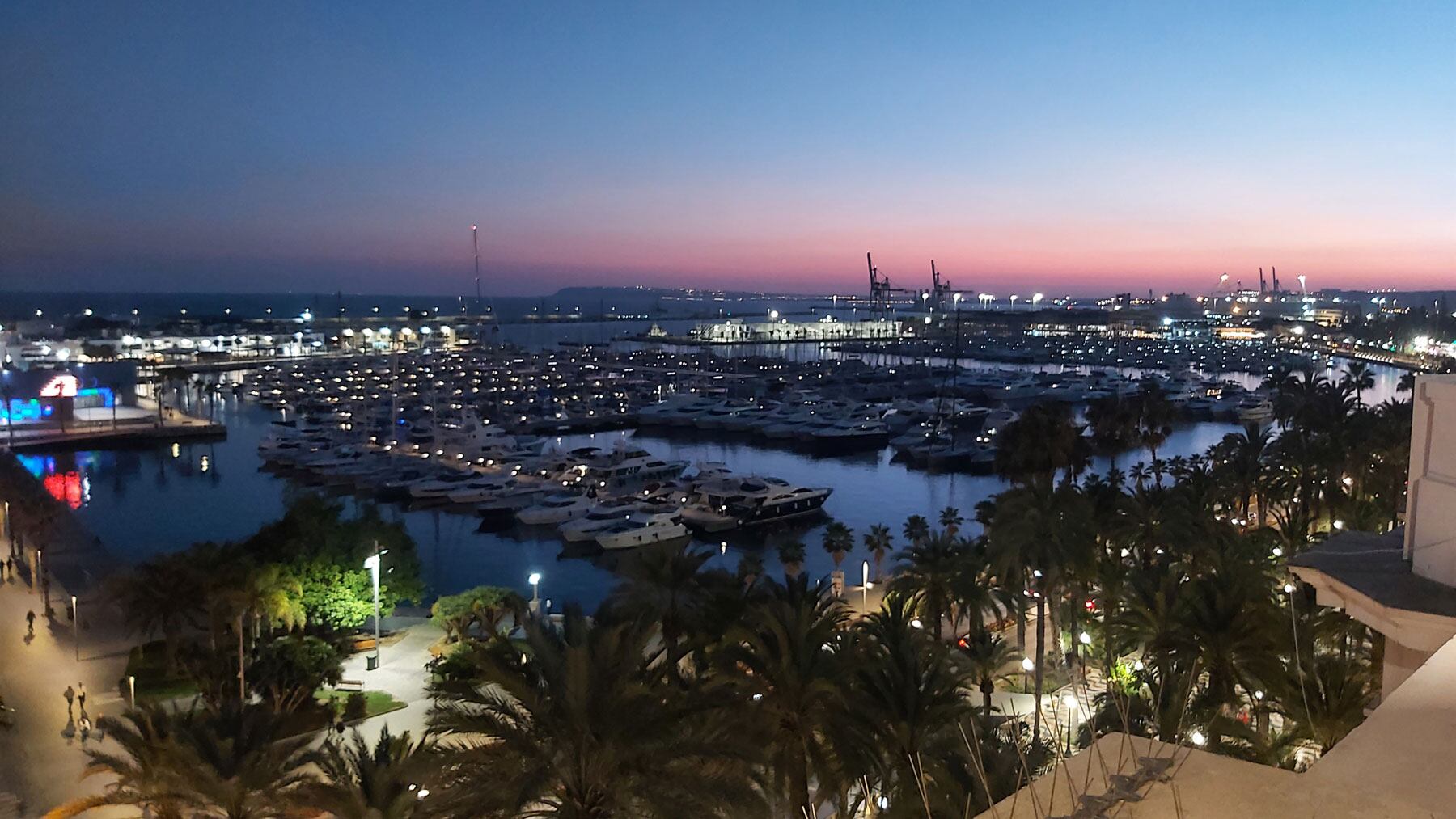 Idílica imagen del puerto de Alicante en el anochecer visto desde la terraza de la Casa Carbonell