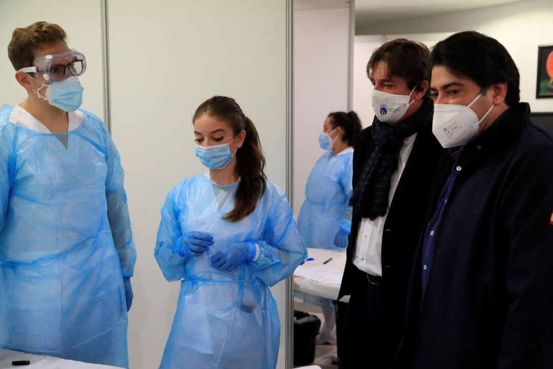 El consejero de Vivienda y Administración Local de la Comunidad de Madrid, David Pérez, acompañado por el alcalde de Fuenlabrada, Francisco Javier Ayala (2d),en su visita este pasado sábado al Centro Cultural Tomás y Valiente de Fuenlabrada, punto donde el Gobierno regional realiza los test de antígenos a los vecinos de la localidad.