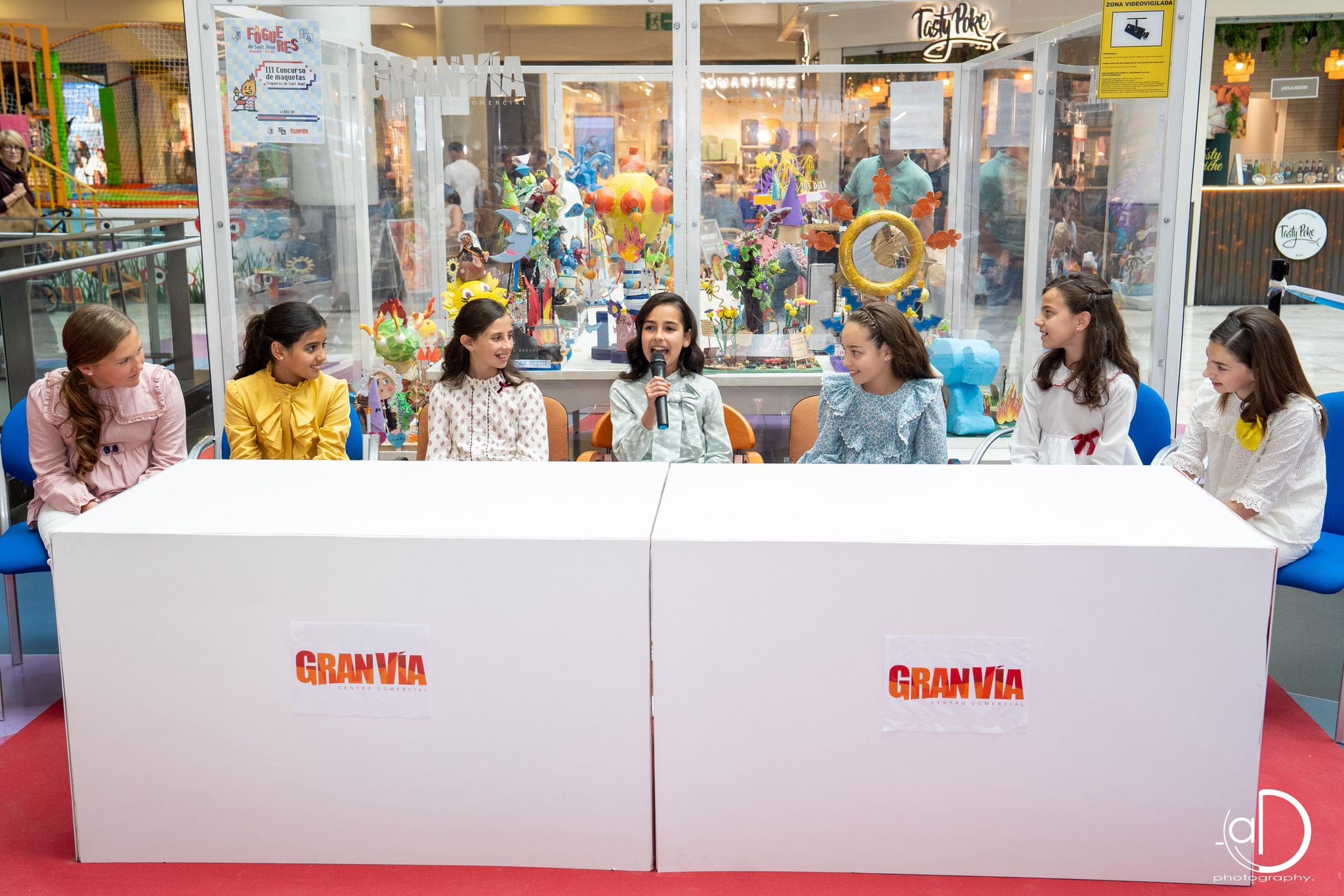 Leire Arellano y les seues dames d'honor, en la rueda de prensa ofrecida en Centro Comercial Gran Vía. Foto: Adrián González