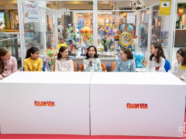 Leire Arellano y les seues dames d'honor, en la rueda de prensa ofrecida en Centro Comercial Gran Vía. Foto: Adrián González
