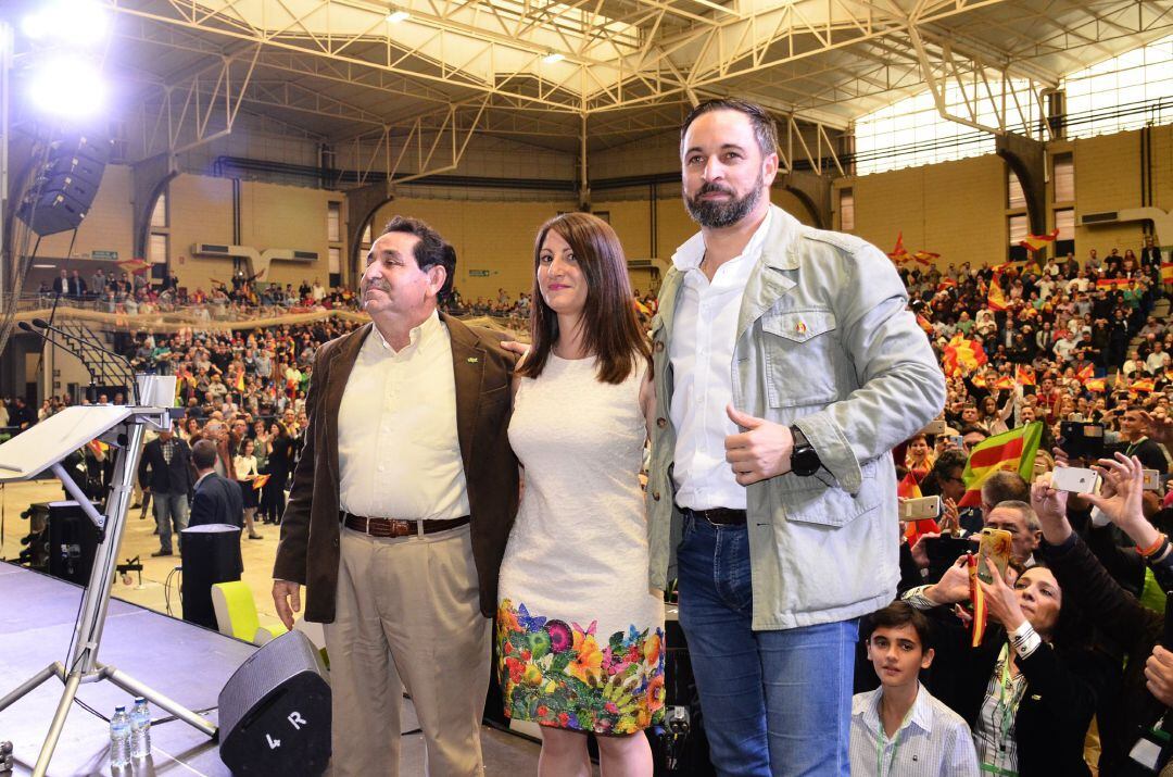 La cabeza de lista por Alicante de VOX, Ana Vega, el candidato de Vox a la Presidencia del Gobierno, Santiago Abascal, y el candidato al Congreso por Alicante Manuel Mestre en un mitin del partido en el Pitiu Rochel