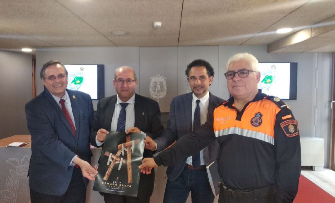 Los ediles de Fiestas e Infraestructuras junto al presidente de la Semana Santa y el jefe de Protección Civil