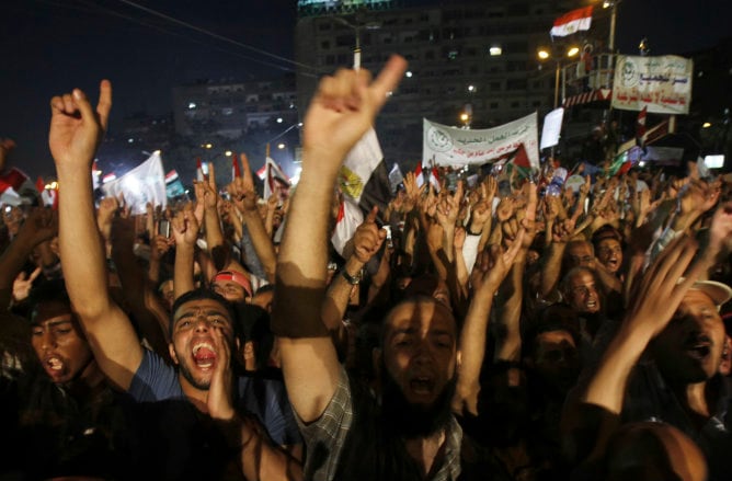 Los hermanos musulmanes y los paratidarios del presidente Mohamed Mursi gritan consignas en la plaza de El-Adwyia RAba en el barrio residencial de Nasr City