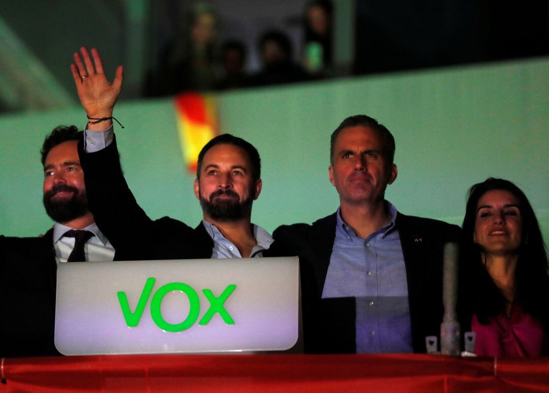 Los líderes de Vox en el balcón de su sede en Madrid celebrando los resultados de las últimas elecciones generales