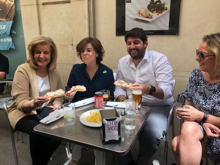 Fátima Báñez, Soraya Sáez de Santamaría y Fernando López Miras toman una marinera en la calle Trapería de Murcia, antes de su encuentro con los afiliados