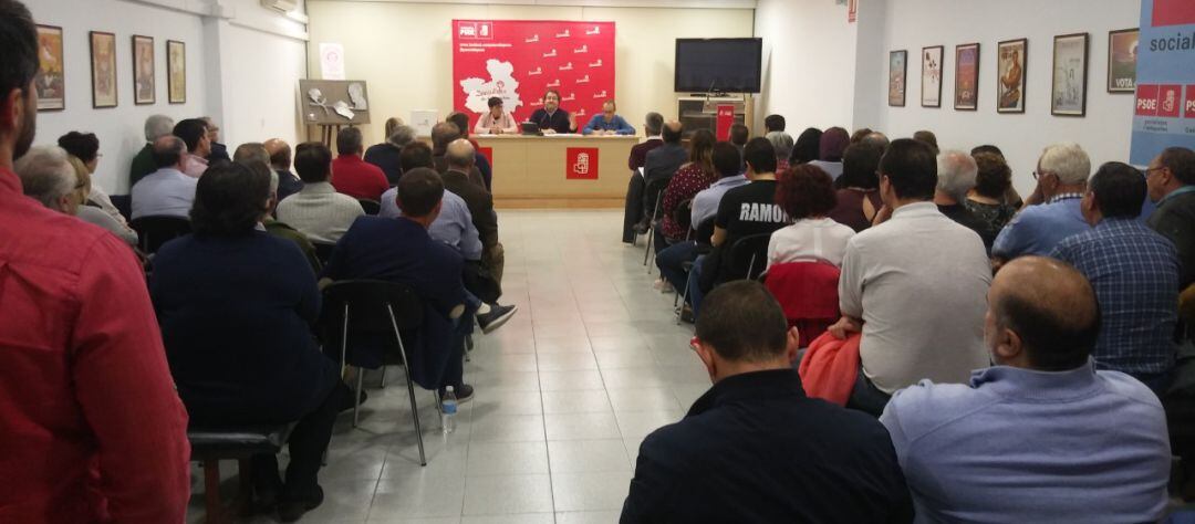 Imagen de la votación de las listas durante la asamblea local del PSOE de Valdepeñas (Ciudad Real) 