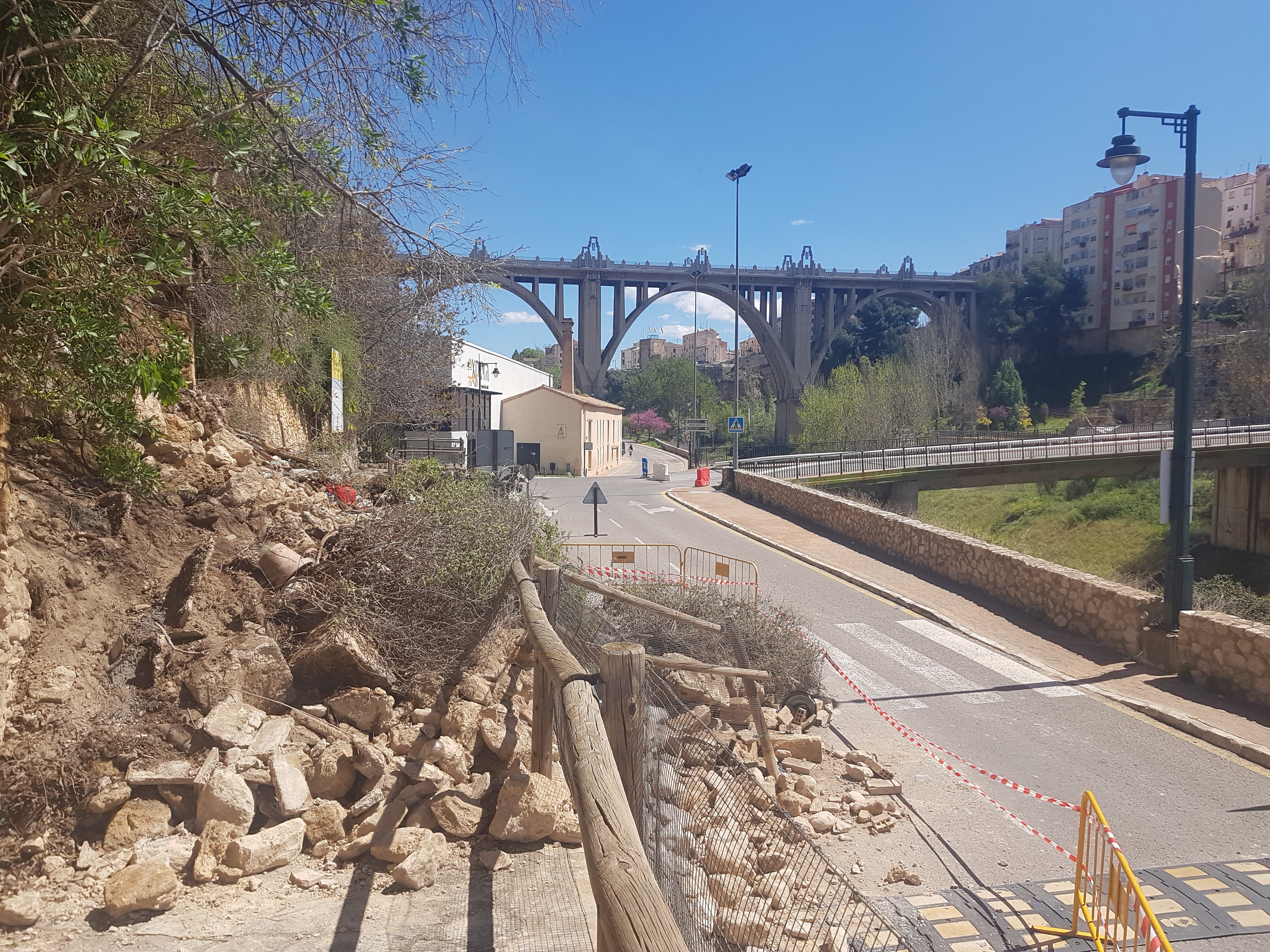 Aspecto de la calle Antic Camí de Madrid tras el deslizamiento de tierras