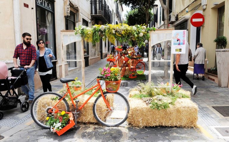 Maó inició la tradición de llenar de flores sus calles en primavera en Menorca.