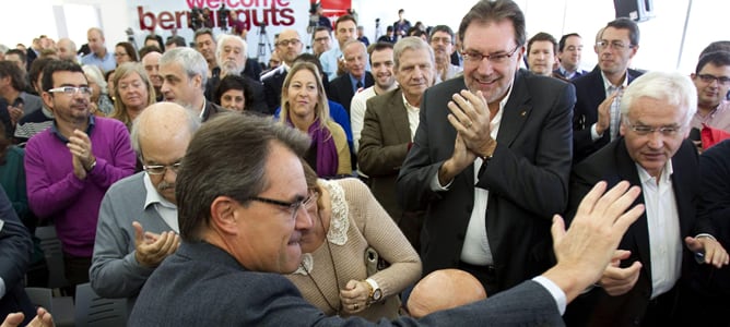 El presidente de la Generalitat, Artur Mas, saluda a su llegada a un acto en el Moll de Llevant de Barcelona, donde ha presentado su programa electoral.