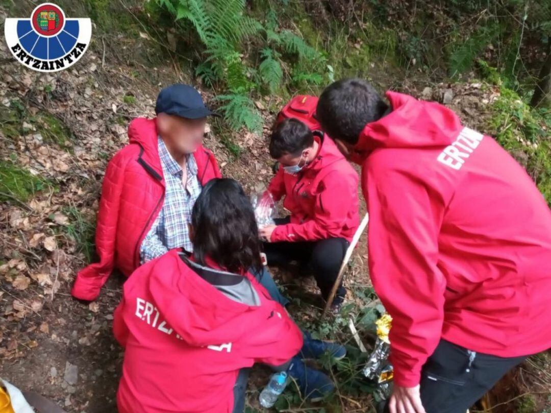 Momento en el que los agentes atienden al hombre tras haber sido localizado