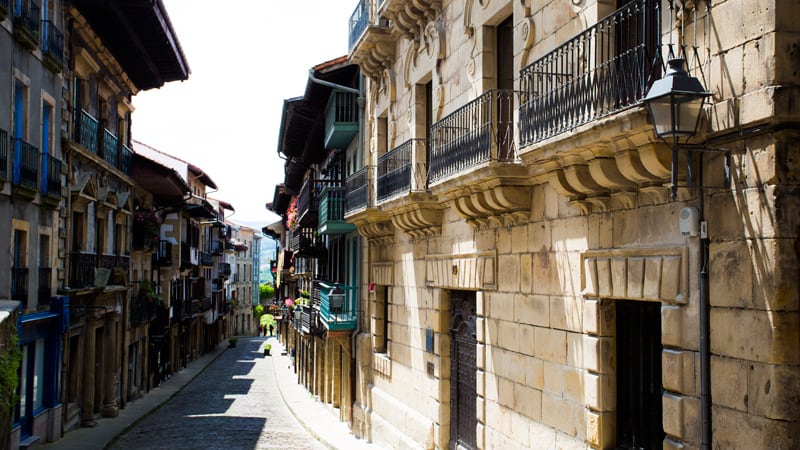 Calle Mayor de Hondarribia a la altura de la Liburutegi