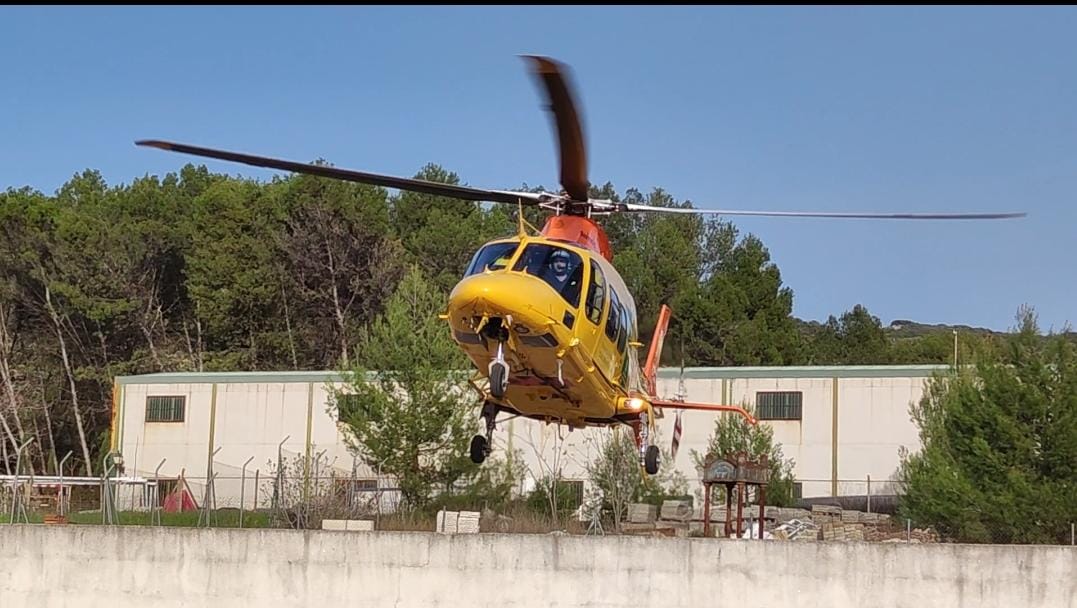 Helicóptero del 061 operando desde el helipuerto eventual de Cabra