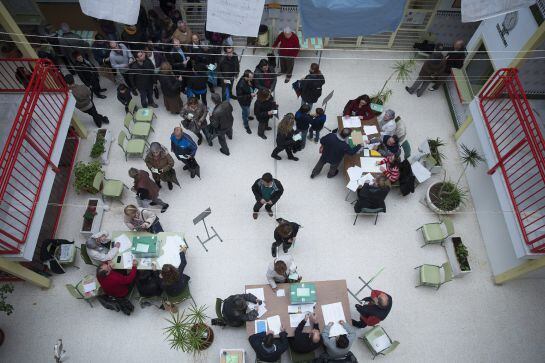 Numerosos ciudadanos hacen cola antes de votar en las elecciones autonómicas para la Junta de Andalucía, hoy en un colegio de Málaga. Los 9.873 mesas electorales andaluzas han abierto hoy con normalidad para que puedan ejercer su derecho al voto los 6.496.685 electores convocados en los décimos comicios andaluces