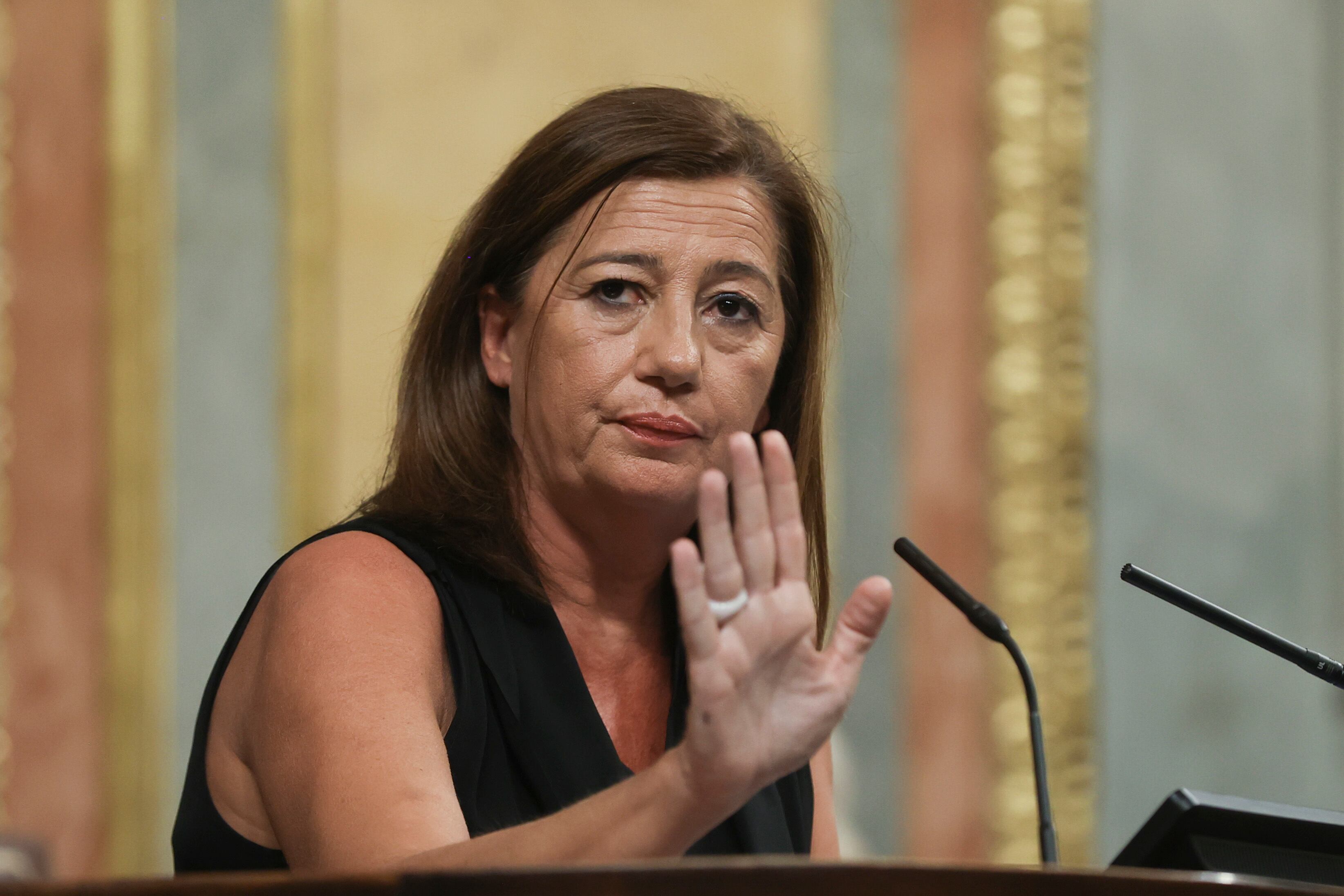 La presidenta del Congreso, Francina Armengol, reacciona durante la primera sesión del debate de investidura del candidato popular Alberto Núñez Feijóo a la Presidencia del Gobierno, este martes en el Congreso.