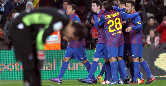 Los jugadores del F.C. Barcelona rodean a Tello, que celebra su gol ante la Real Sociedad durante el partido del Camp Nou de la 22ª jornada de la Liga BBVA