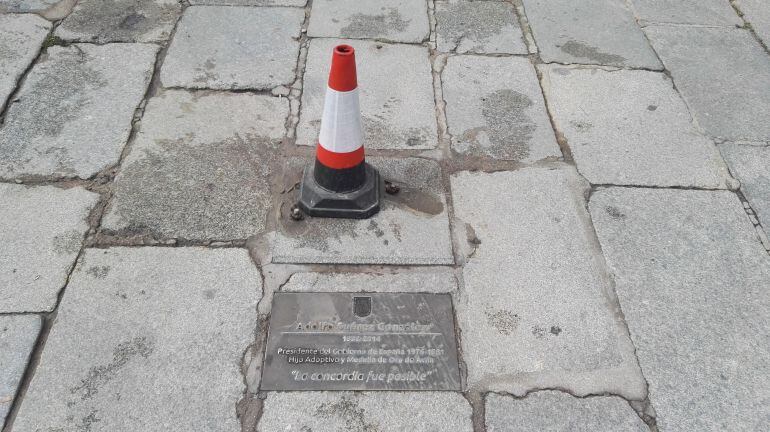 Placa situada en homenaje a Adolfo Suárez, junto a la estatua