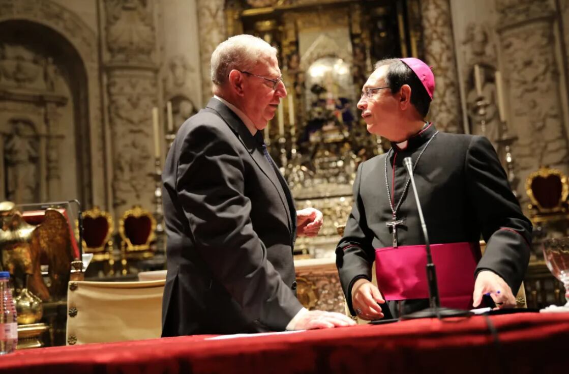 El presidente del Consejo, Paco Vélez (izquierda), conversa con el vicario general de la Archidiócesis de Sevilla, Teodoro León, en la Capilla Real de la Catedral