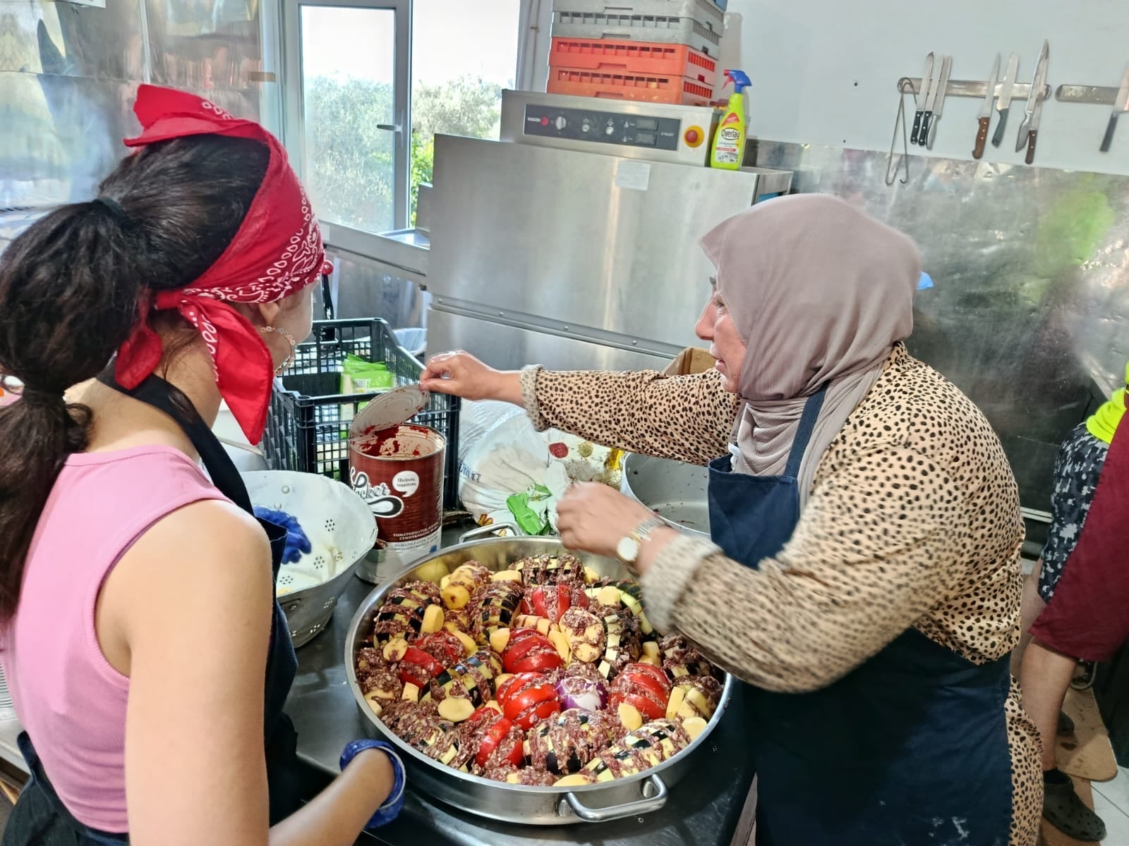 Trabajo en cocina del campo de refugiados de Mitilene, en Lesbos