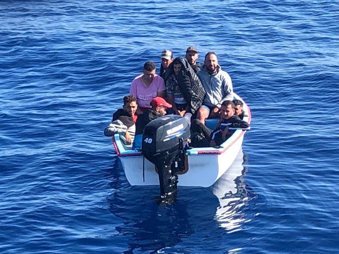 Imagen de una patera llegada a las costas de la Región