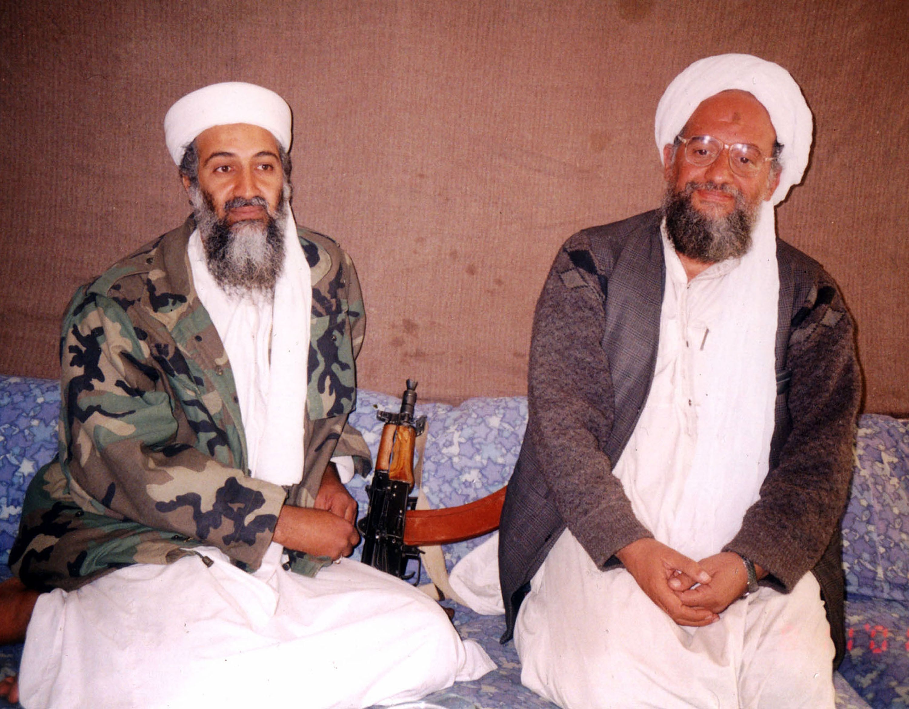 Osama bin Laden junto a su sucesor al frente de Al Qaeda, Ayman al-Zawahiri, en una foto de noviembre de 2001.