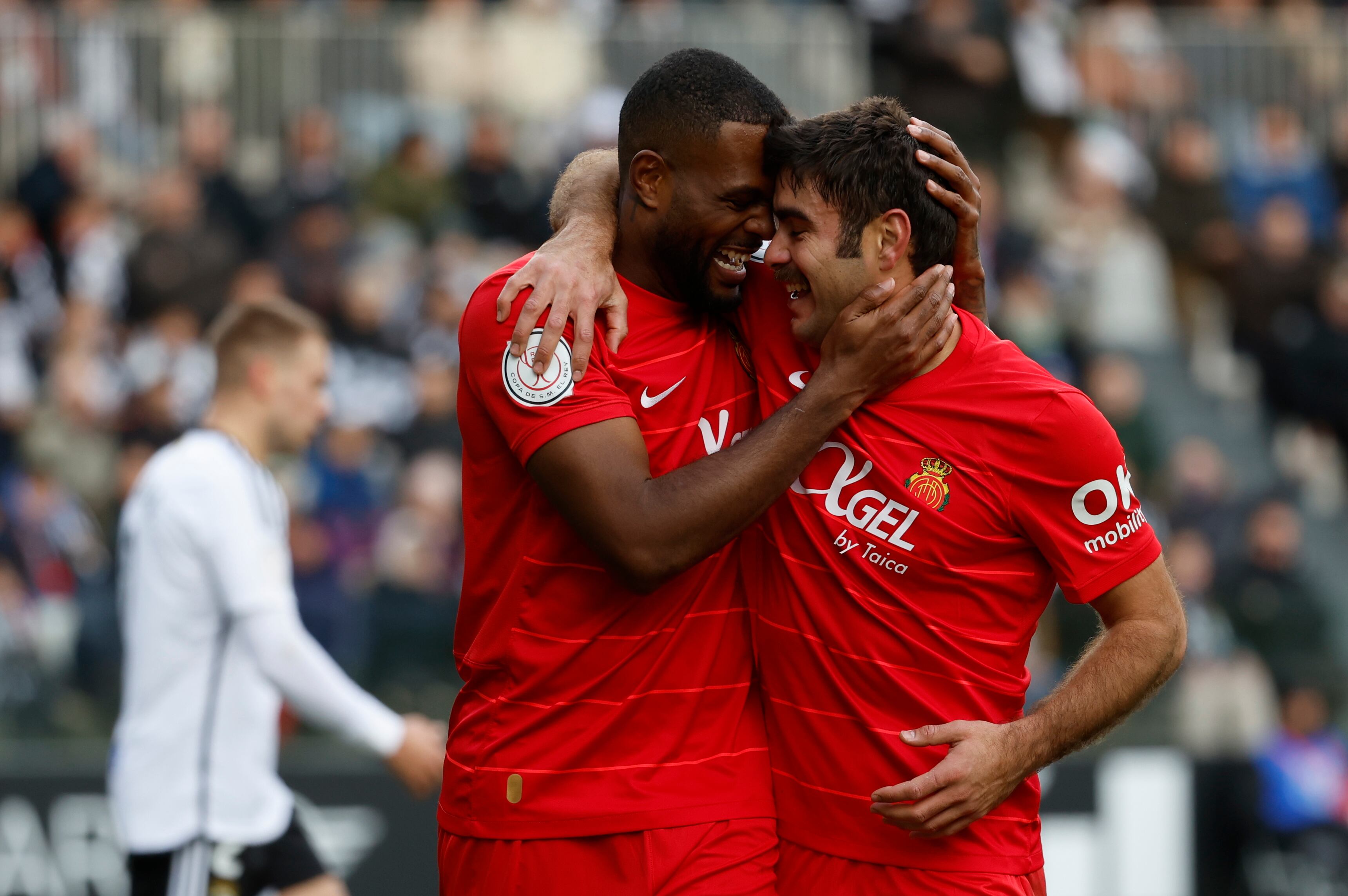 BURGOS, 07/01/2024.- El delantero canadiense del Mallorca Cyle Larin (i) celebra con su compañero Abdón Prats (d) tras marcar el 0-2 en el partido de diceseisavos de final de la Copa del Rey, este domingo en el Estadio Municipal de El Plantío en Burgos. EFE/Mariscal
