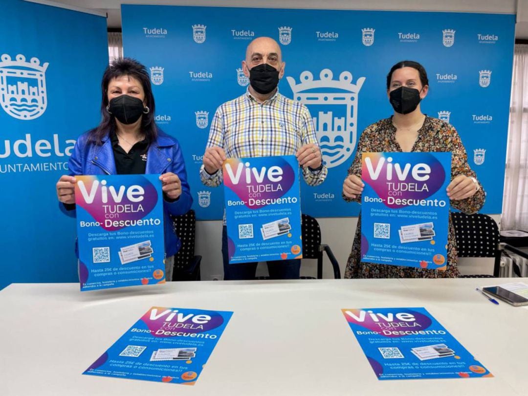 Anabel García, Jesús Clemos e Irune García en la presentación de la campaña &#039;Vive Tudela con bono-descuento&#039; en abril 