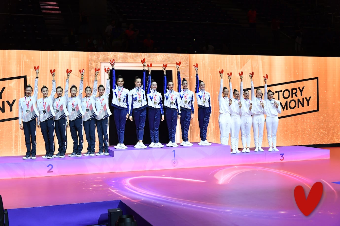 El conjunto de España de Gimnasia Rítmica en el podium con la medalla de bronce en el mundial de València