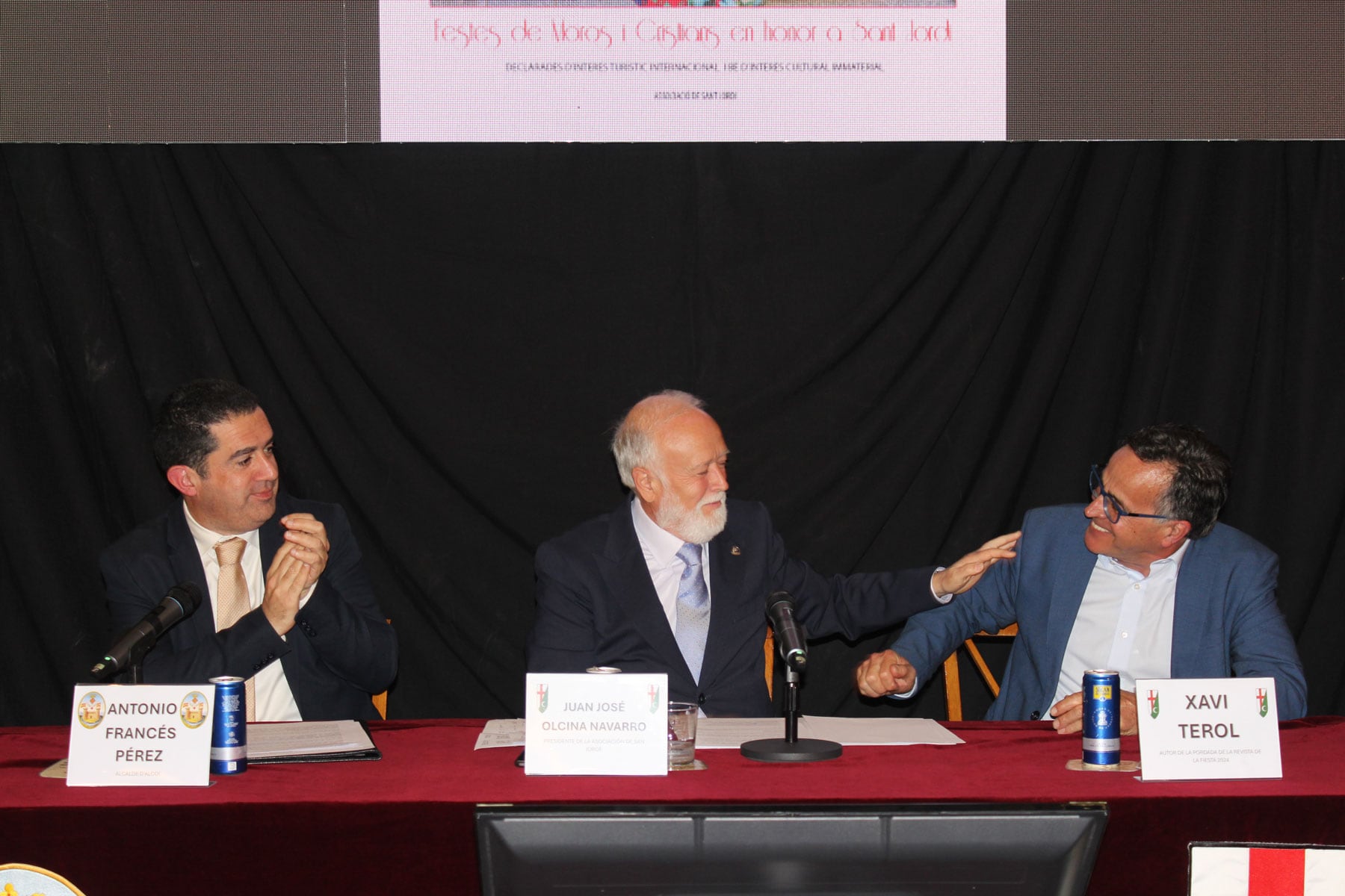 Juan José Olcina felicita a Xavi Terol mientras Toni Francés aplaude