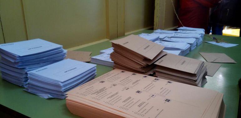 Papeletas electorales en un colegio electoral de Granada.