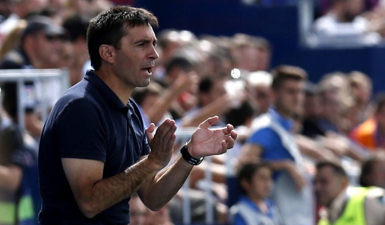 El técnico del C.D. Leganés, Garitano, se dirige a sus jugadores durante el partido de La Liga ante el FC Barcelona