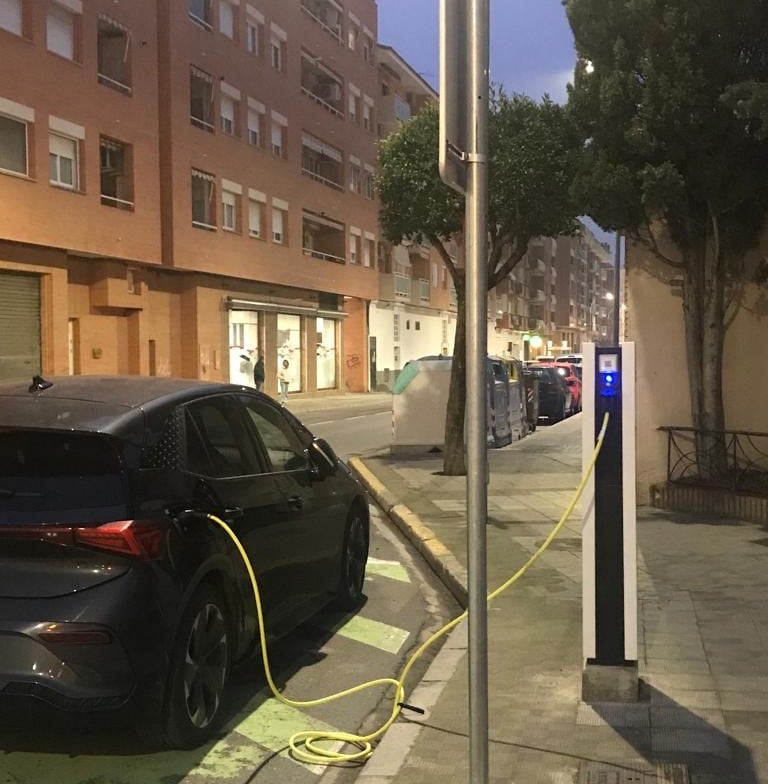 Un vehículo eléctrico cargándose en el punto de la calle Doña Sancha de Huesca