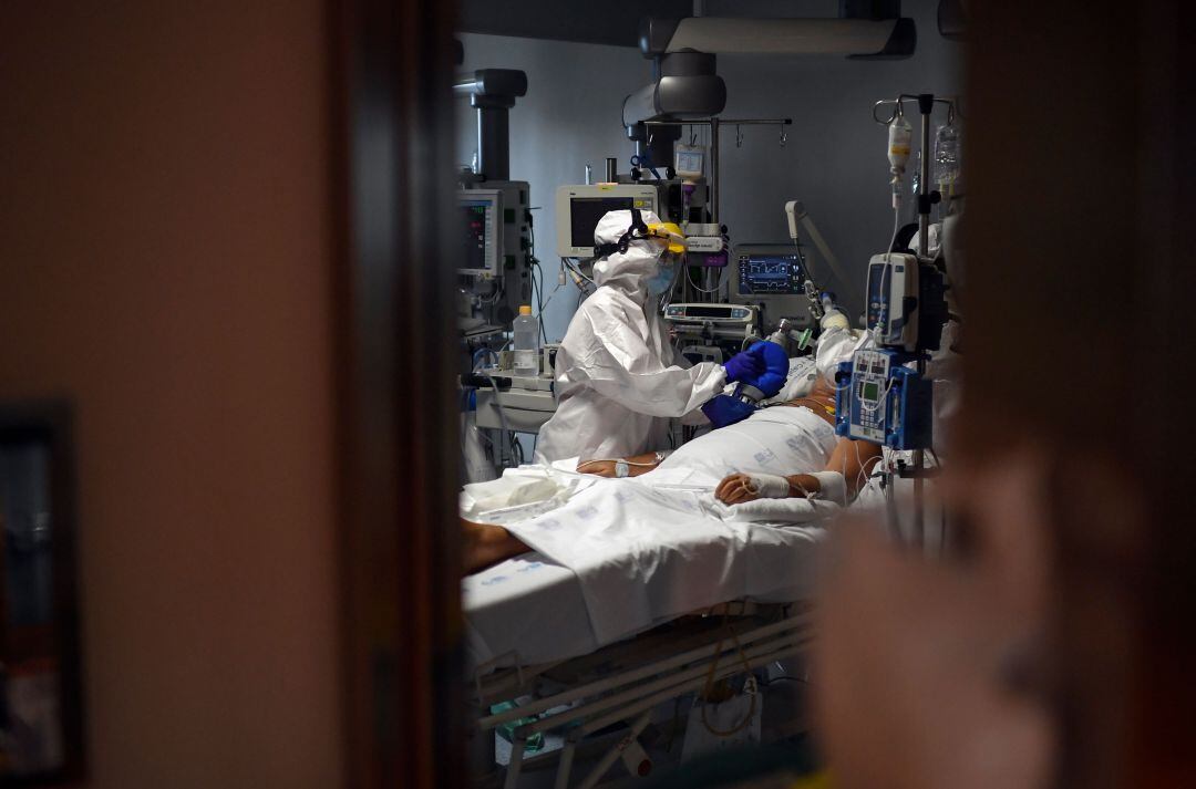 Enfermo de COVID-19 ingresado en la UCI.