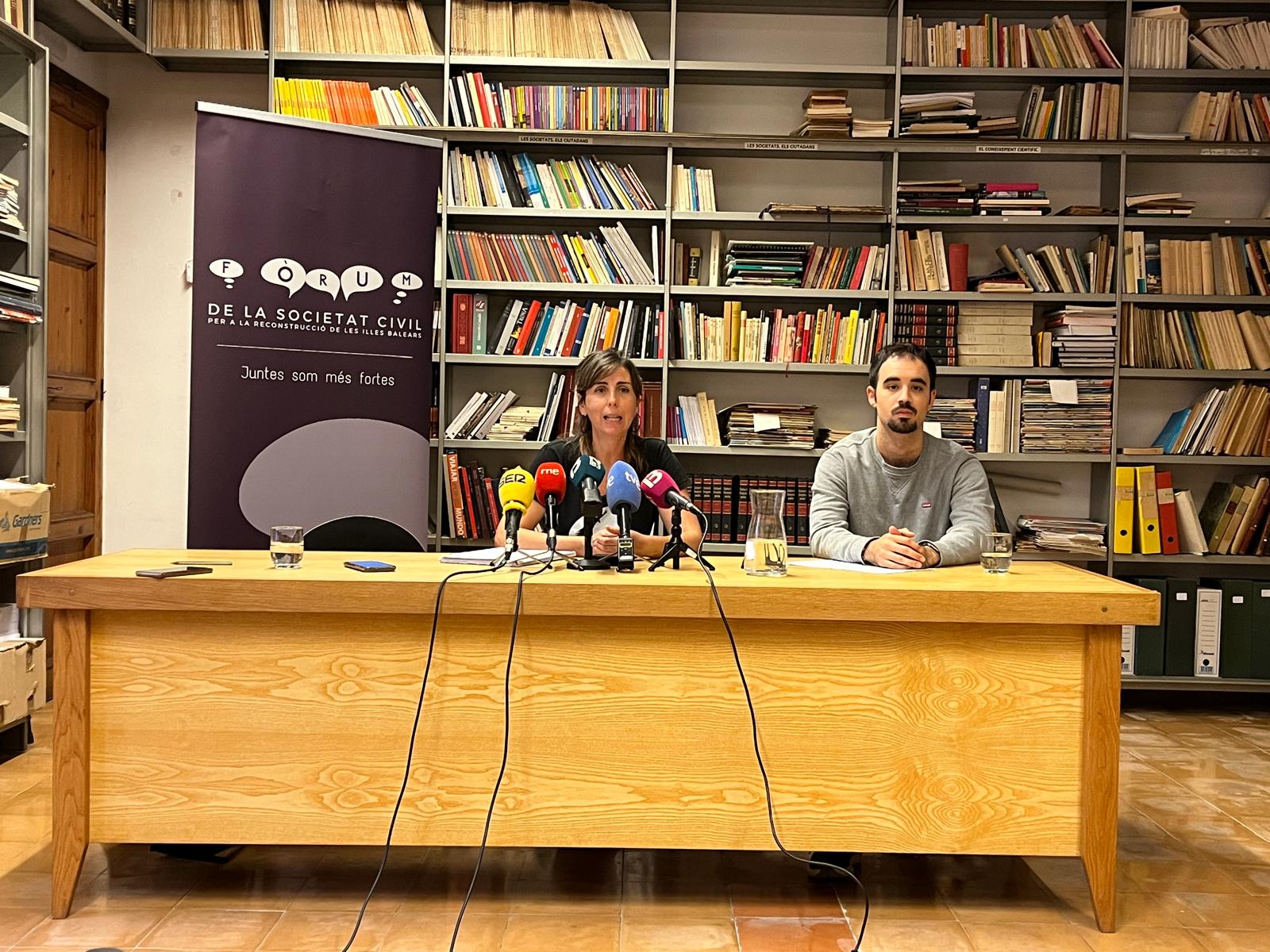 La presidenta del GOB, Margalida Ramis, y el representante del Fòrum de la Societat Civil David López.