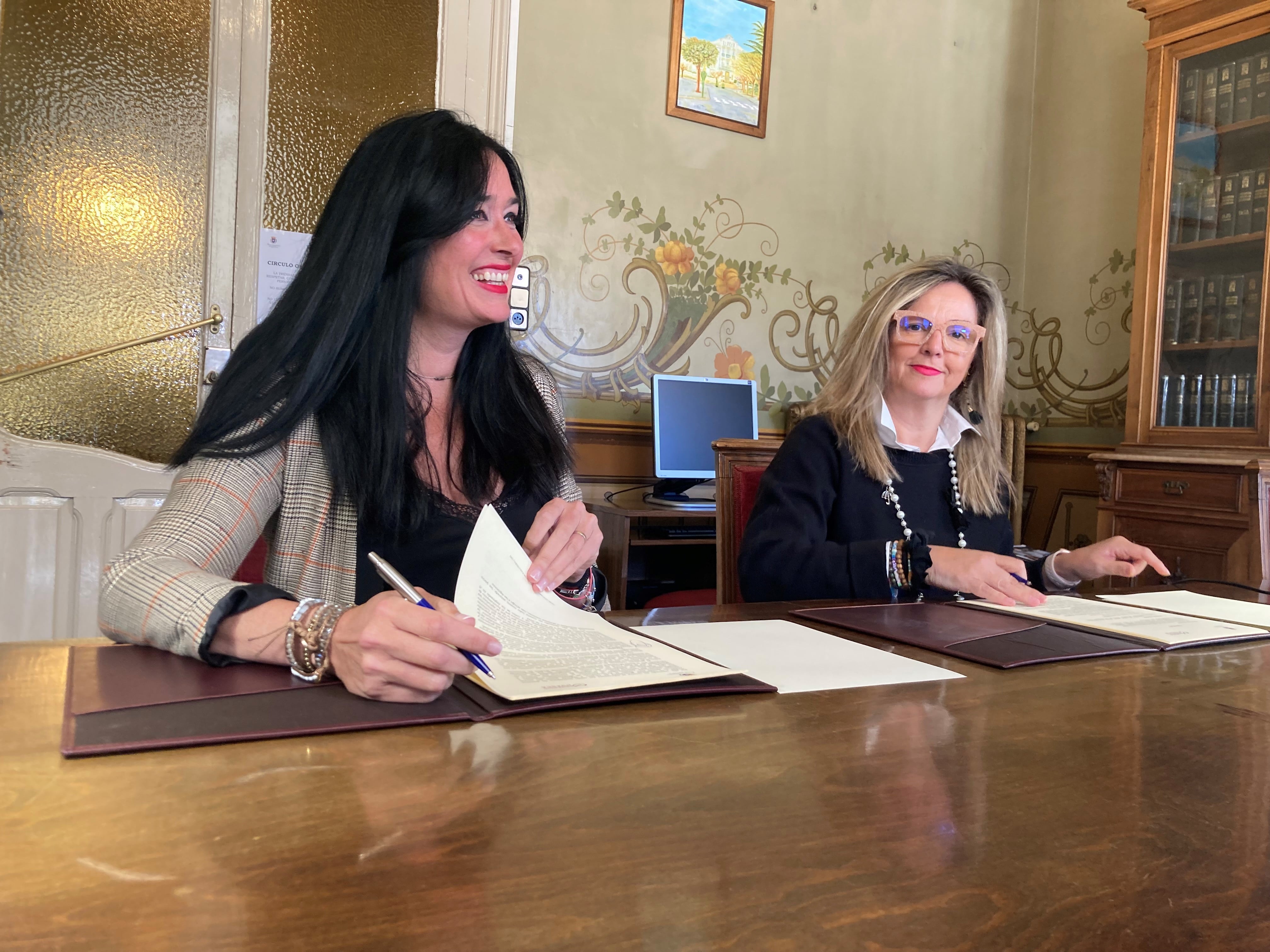 Lorena Orduna y Susana Lacostena durante la firma del convenio