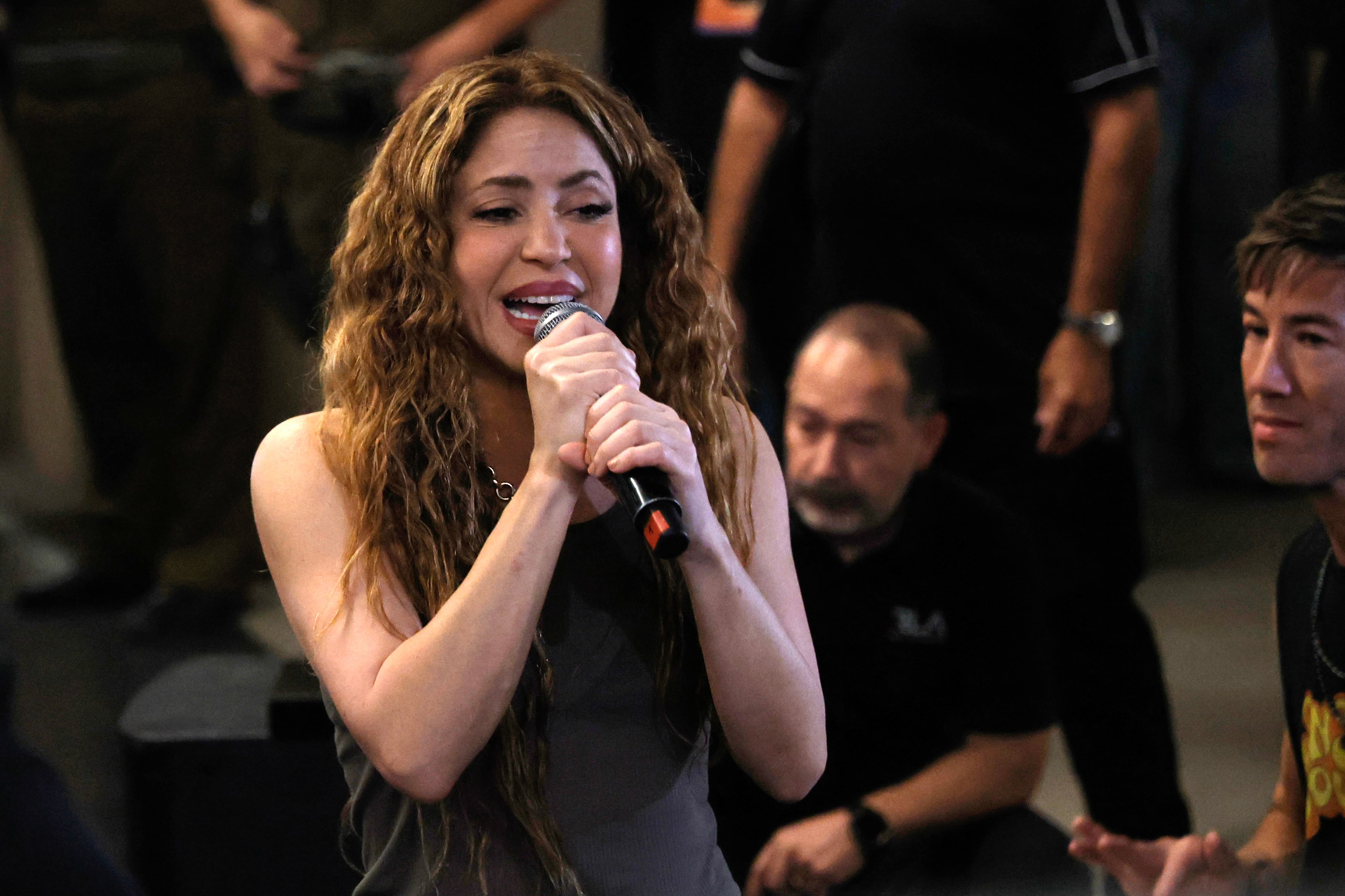 La cantante colombiana Shakira canta a sus seguidores frente al Hotel Mandarin, donde se alojaba tras la cancelación de sus dos conciertos en Chile